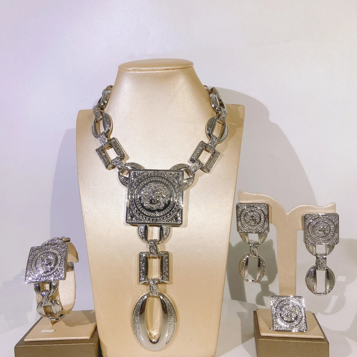 Venda quente moda senhoras colar conjunto de jóias forma de rosto corrente pingente design grandes brincos anel quadrado presente luxo bijoux