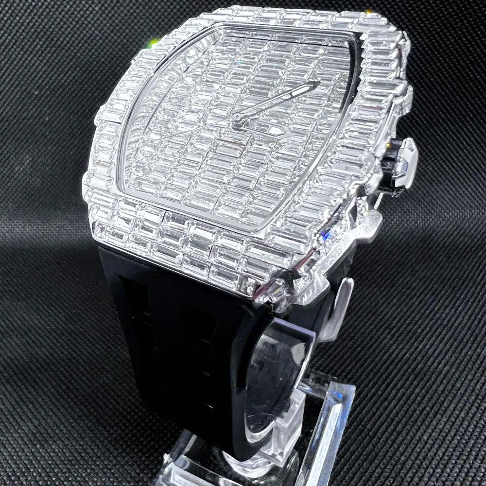 Relógio Cravejado com Pulseira de Borracha